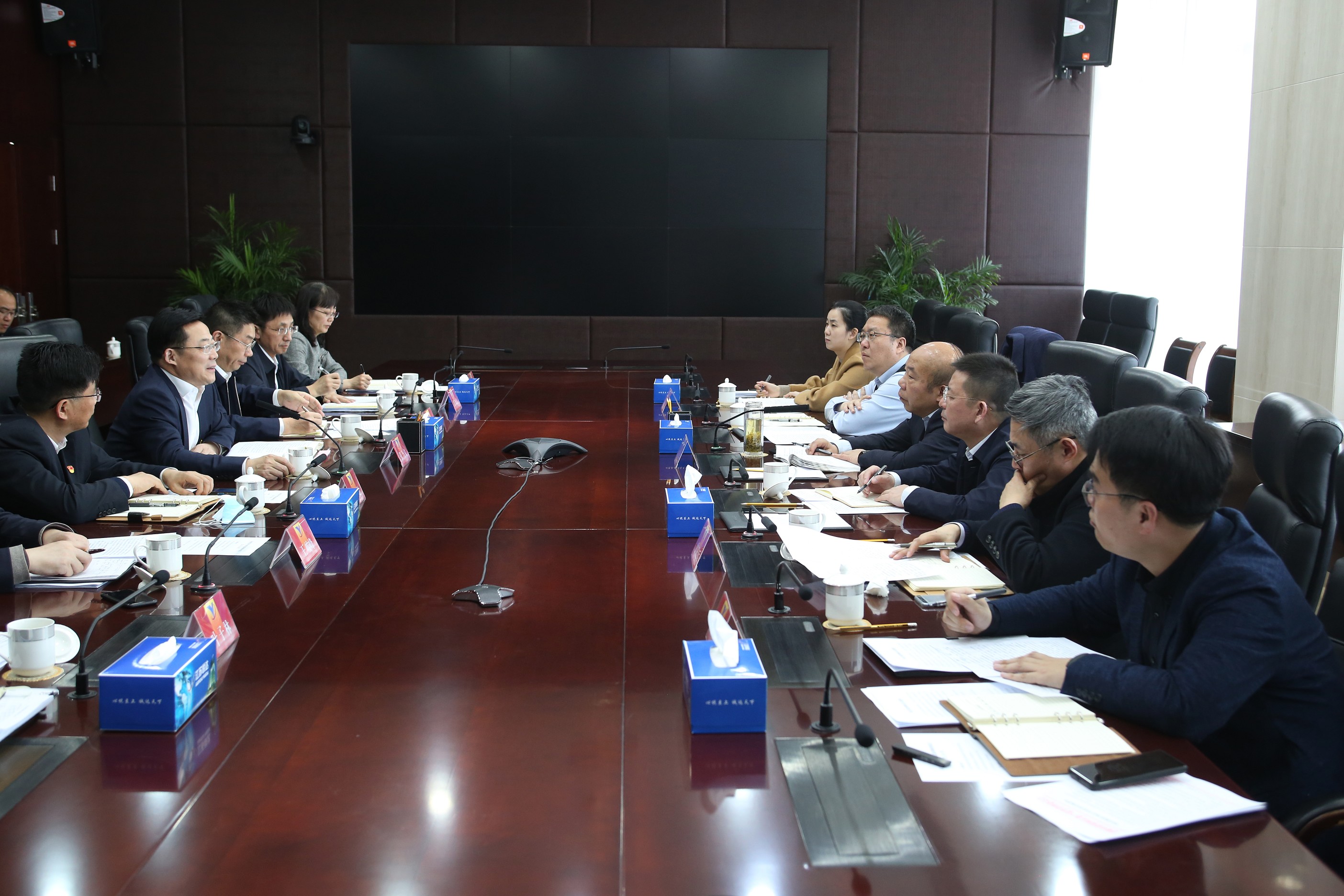 国资委调研狗子28集团 1_眸目压缩.jpg